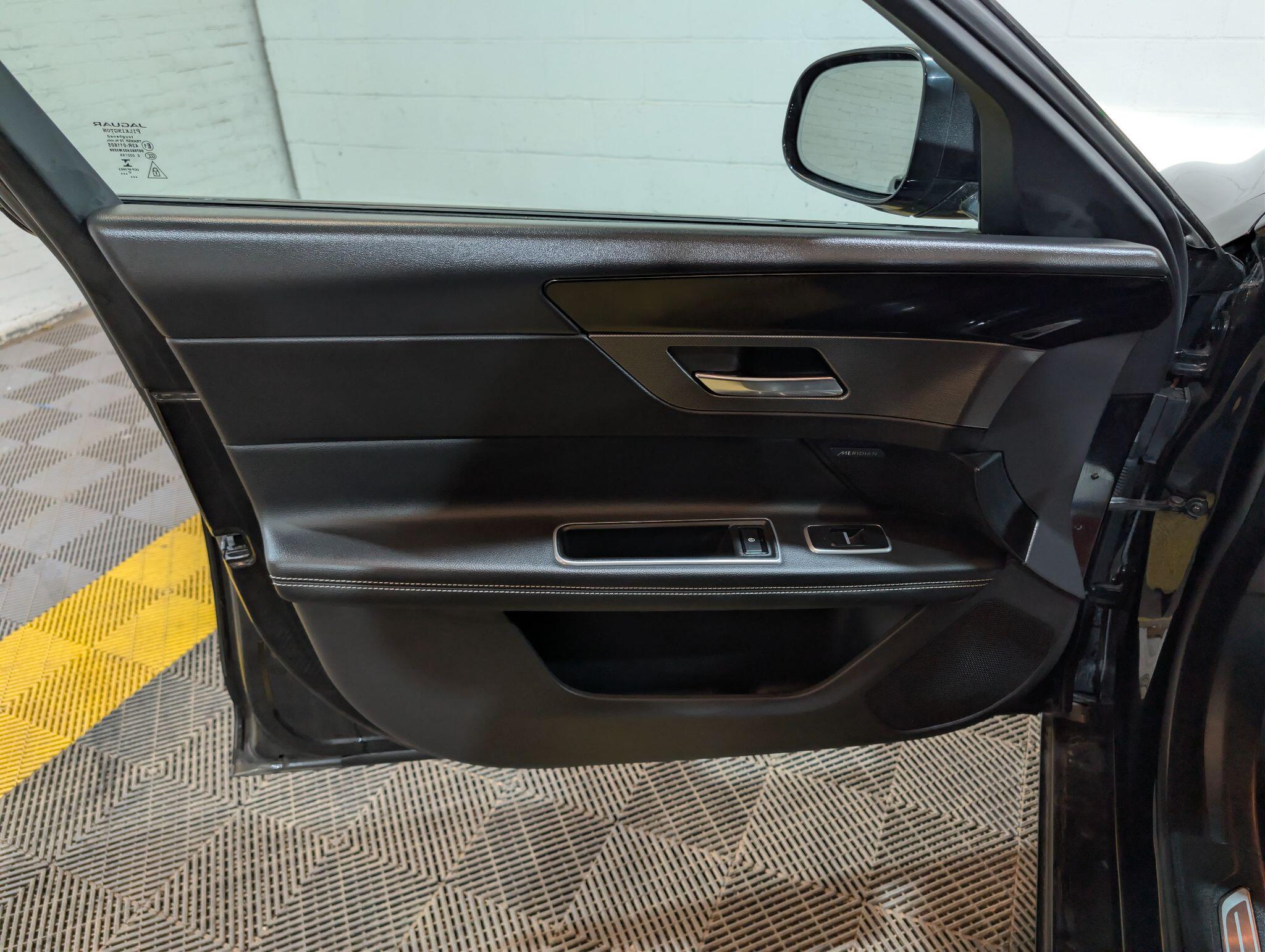Jaguar XF view 77