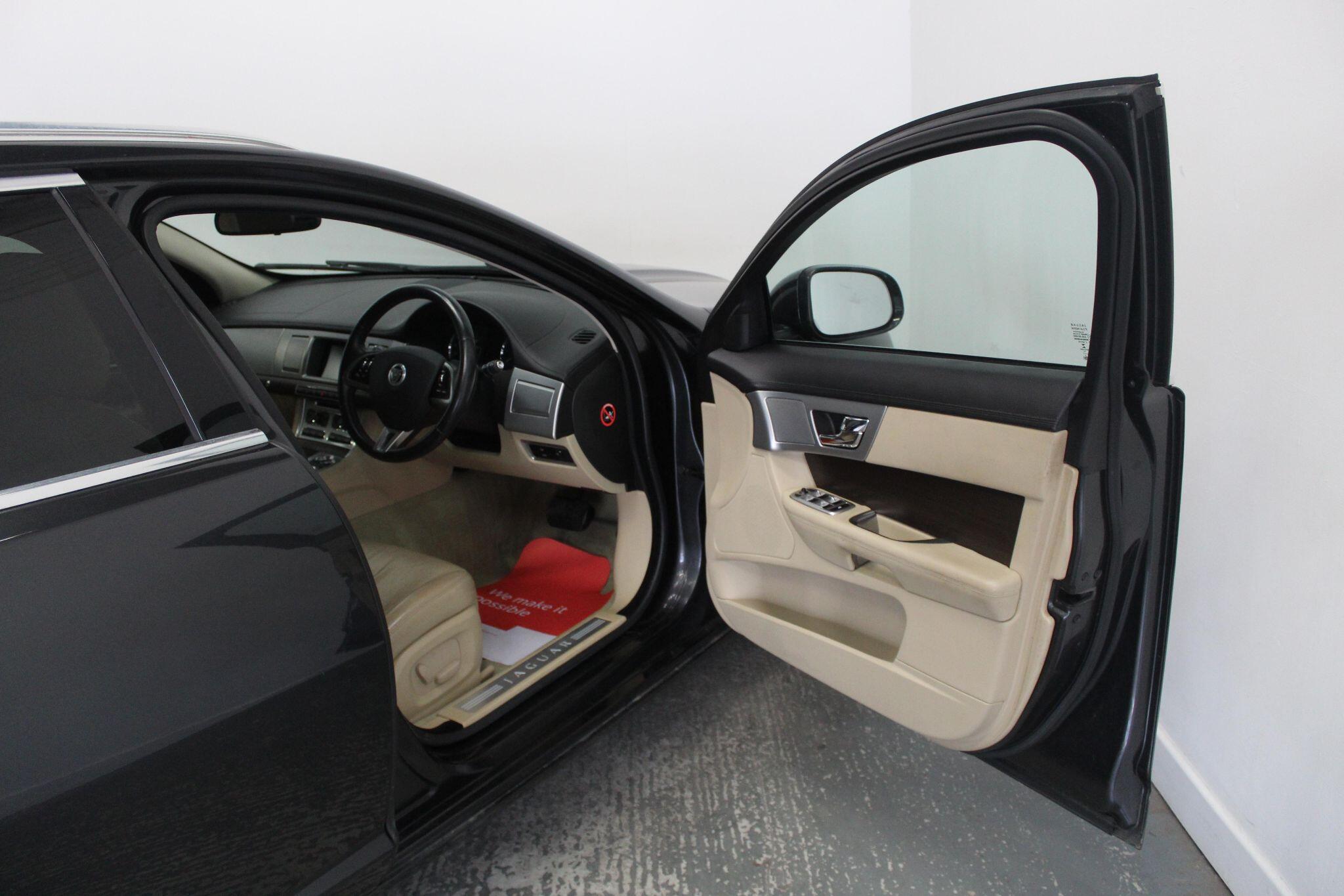 Jaguar XF view 26