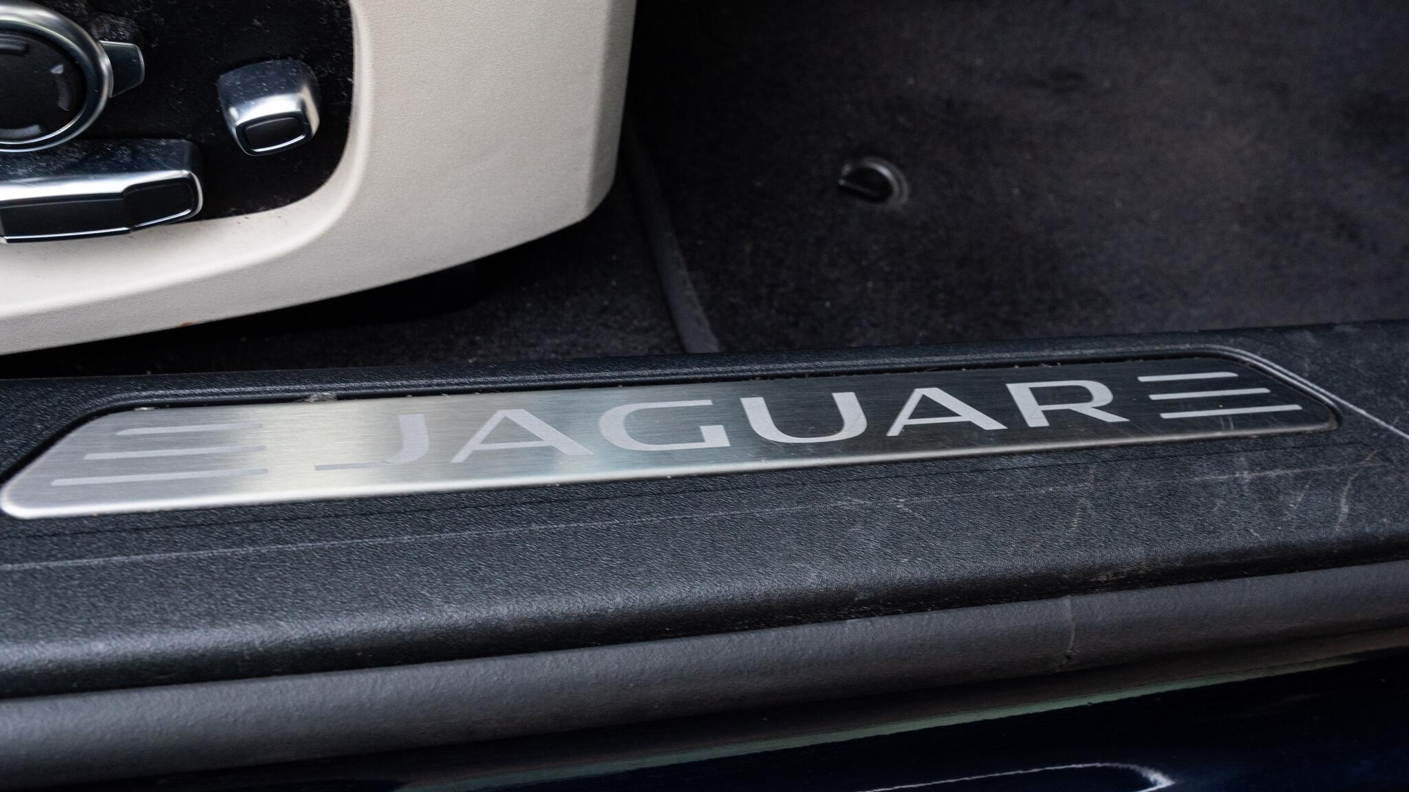 Jaguar Xe view 82