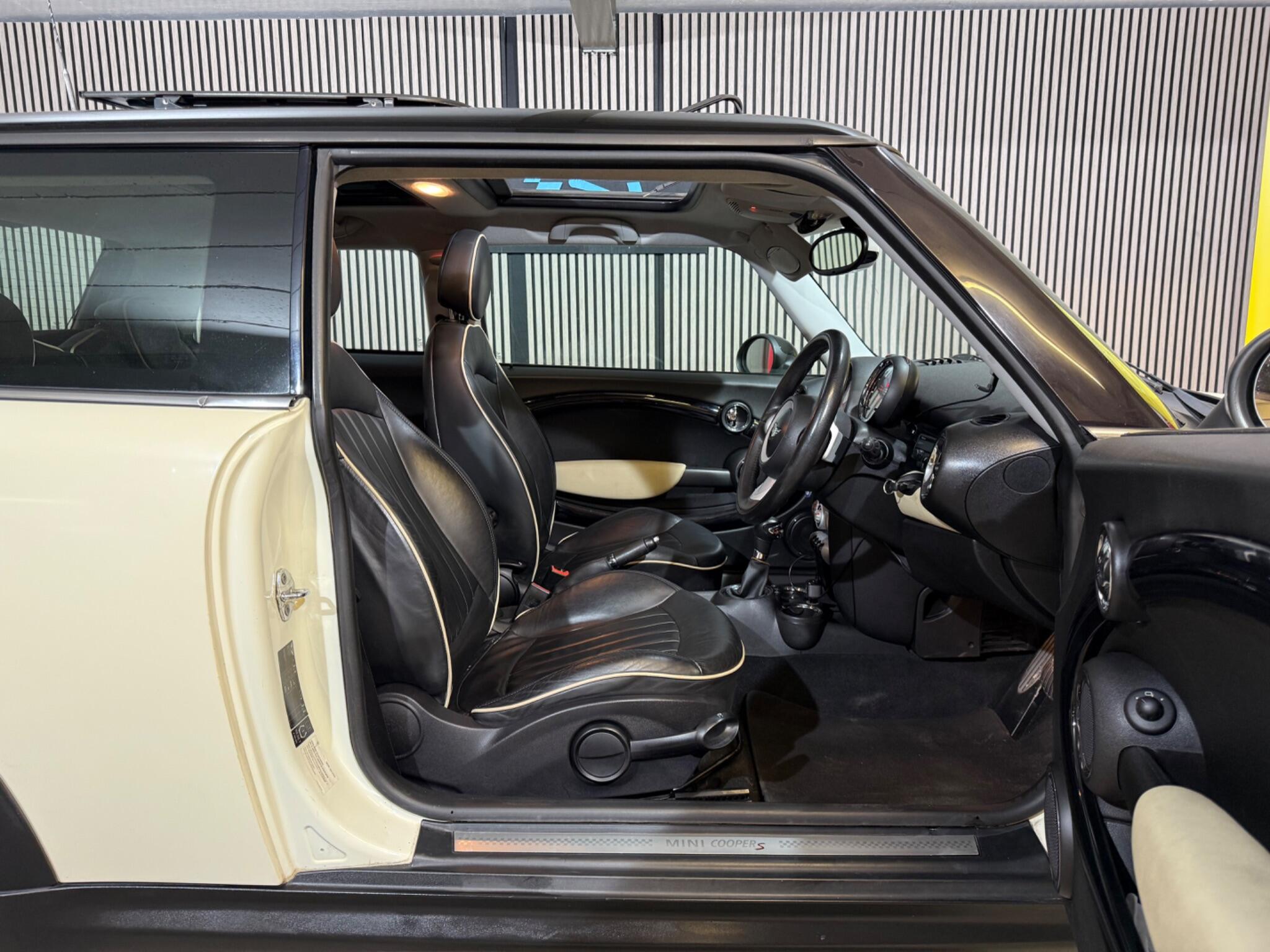 2008 MINI Hatch image 19