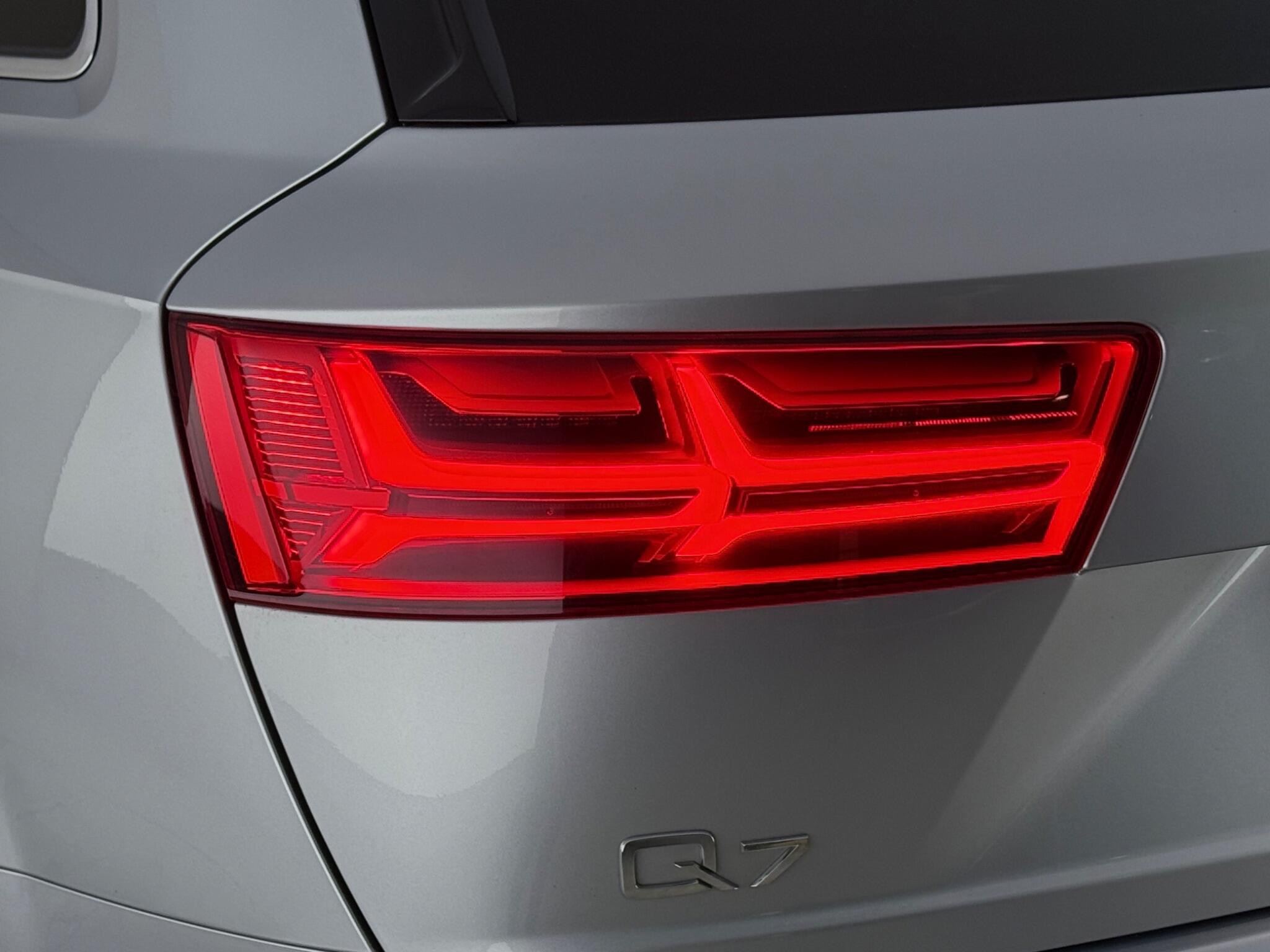 Audi Q7 view 12