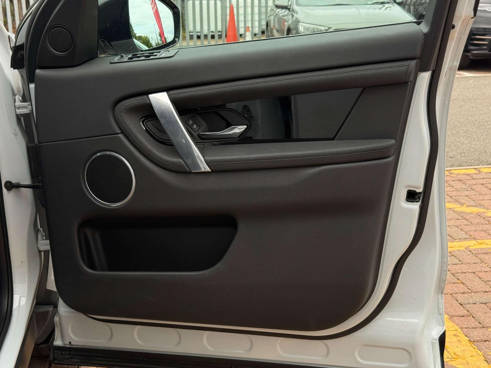 Land Rover Discovery Sport view 23