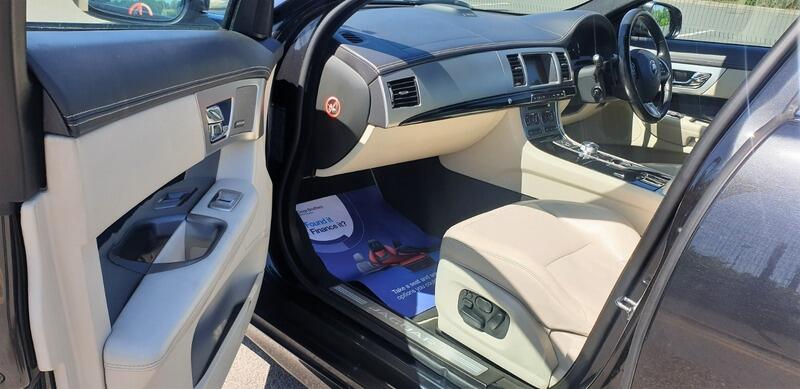 2014 Jaguar XF image 11