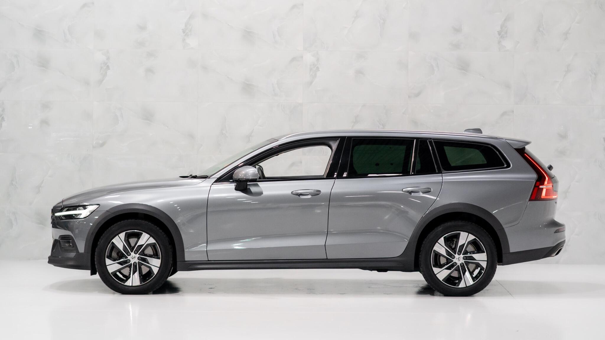 Volvo V60 Cross Country view 8