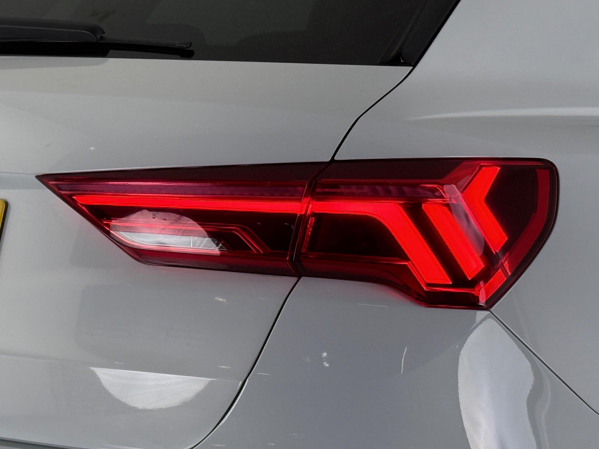 Audi Q3 view 10