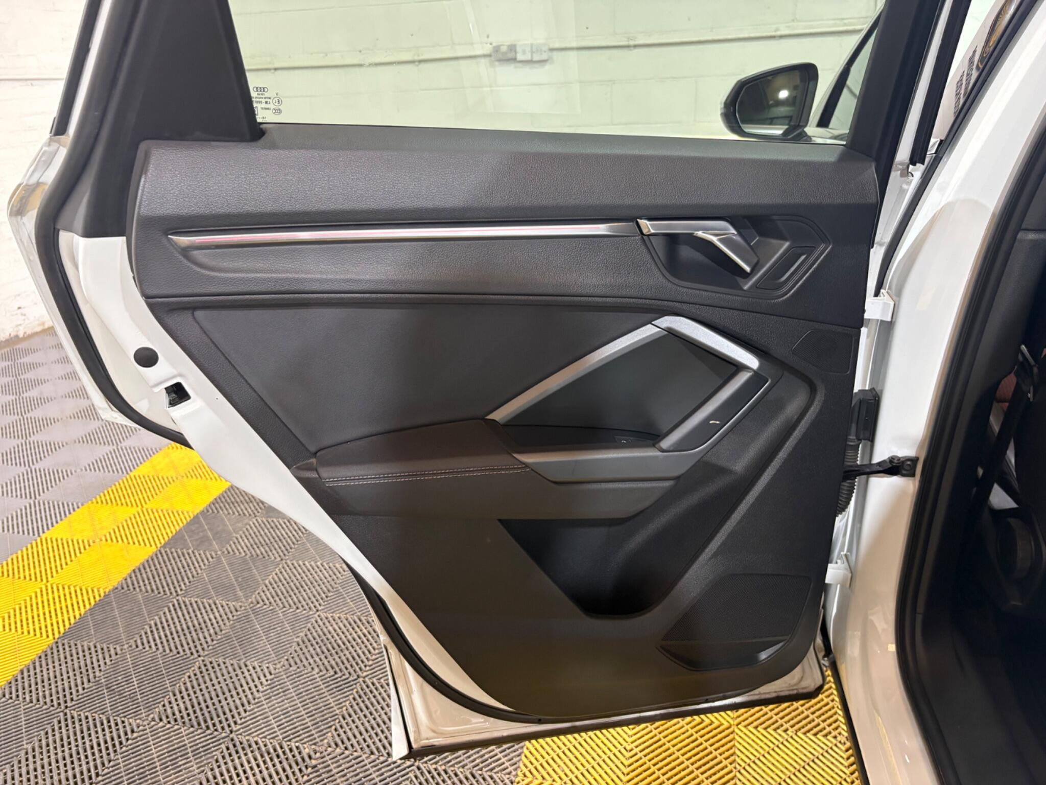 Audi Q3 view 42