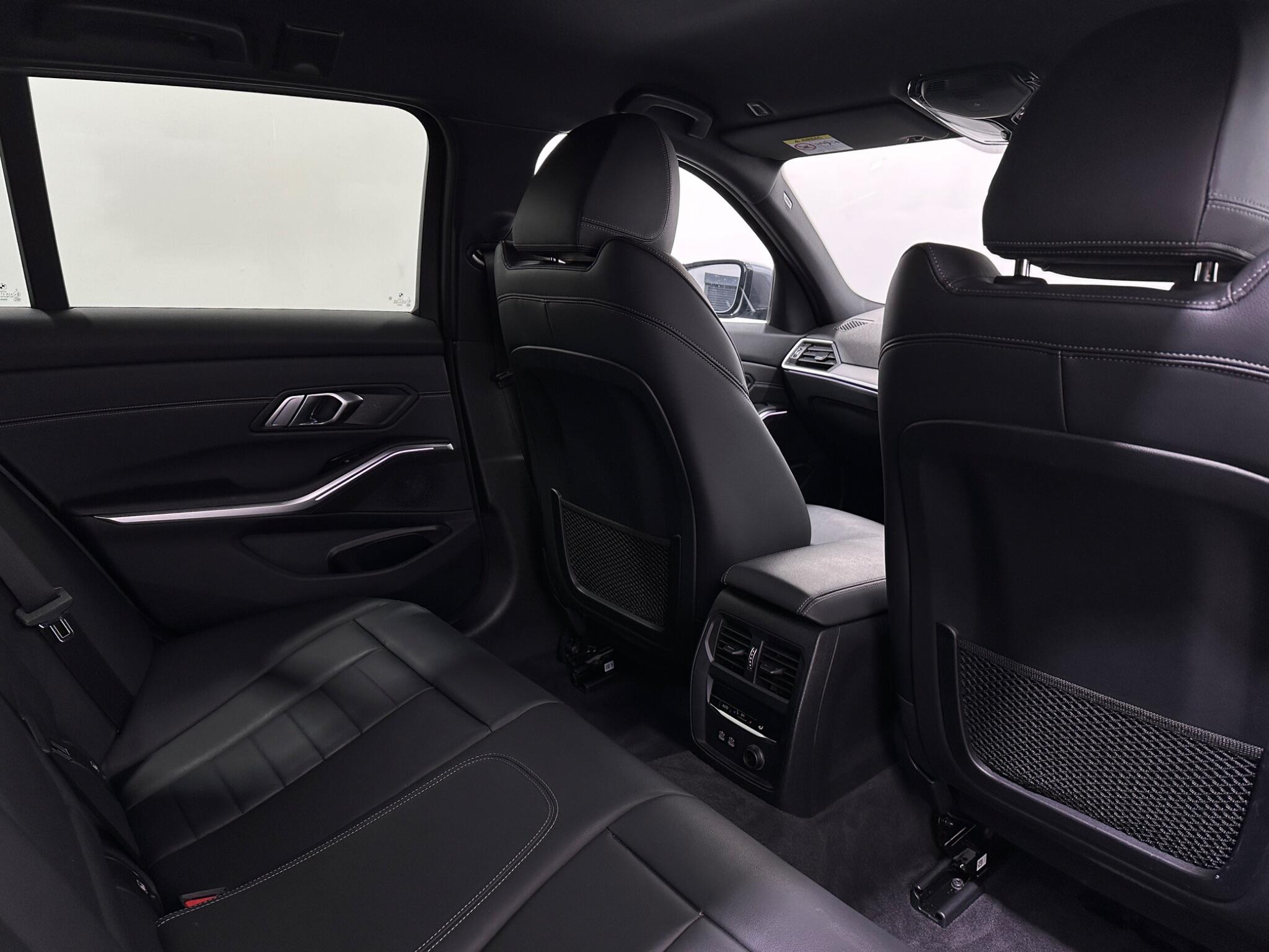 BMW 3 Series view 44