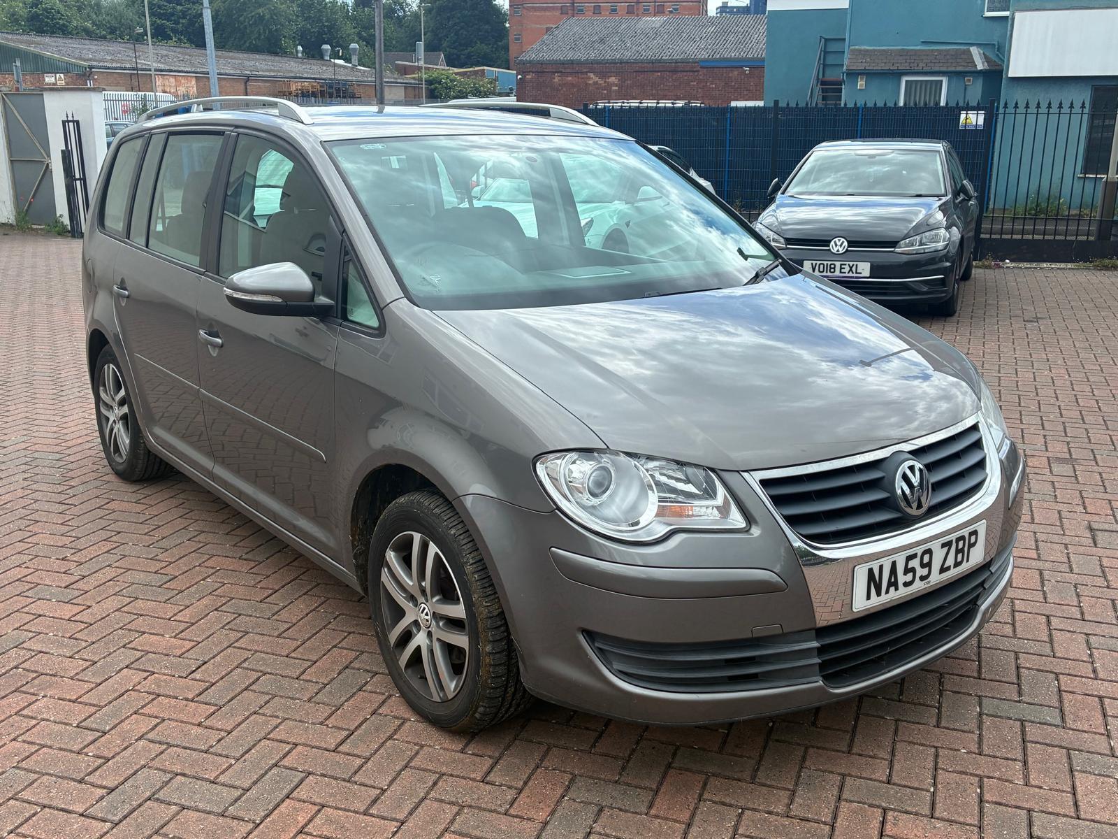 Volkswagen Touran view 3