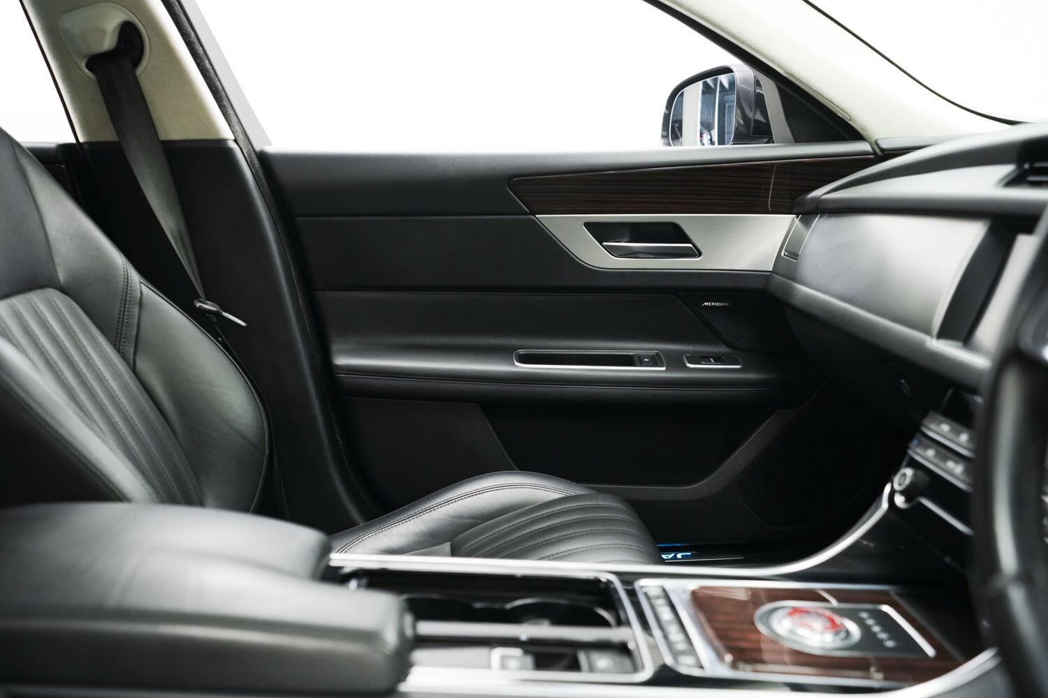 Jaguar XF view 22