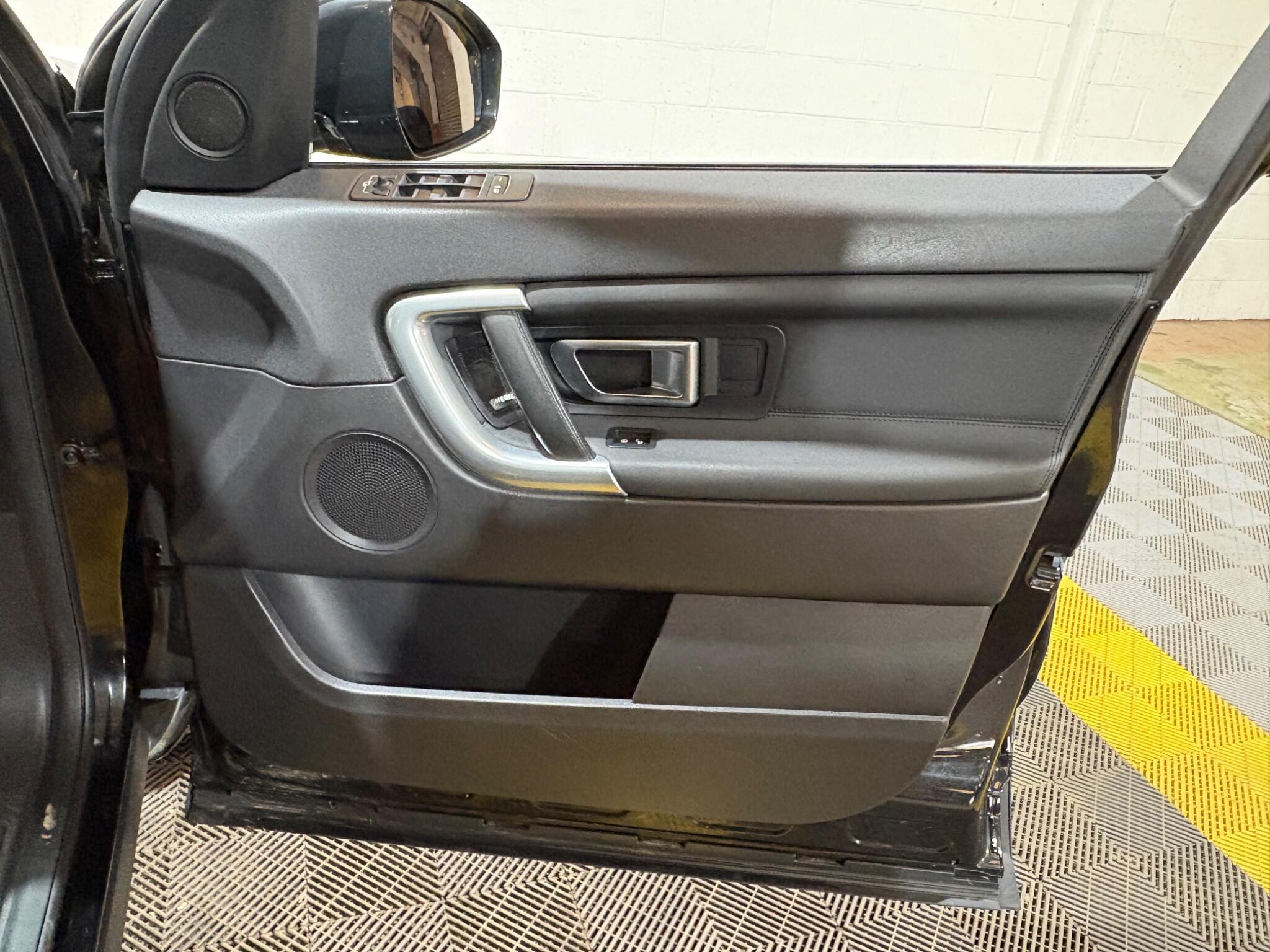 Land Rover Discovery Sport view 43