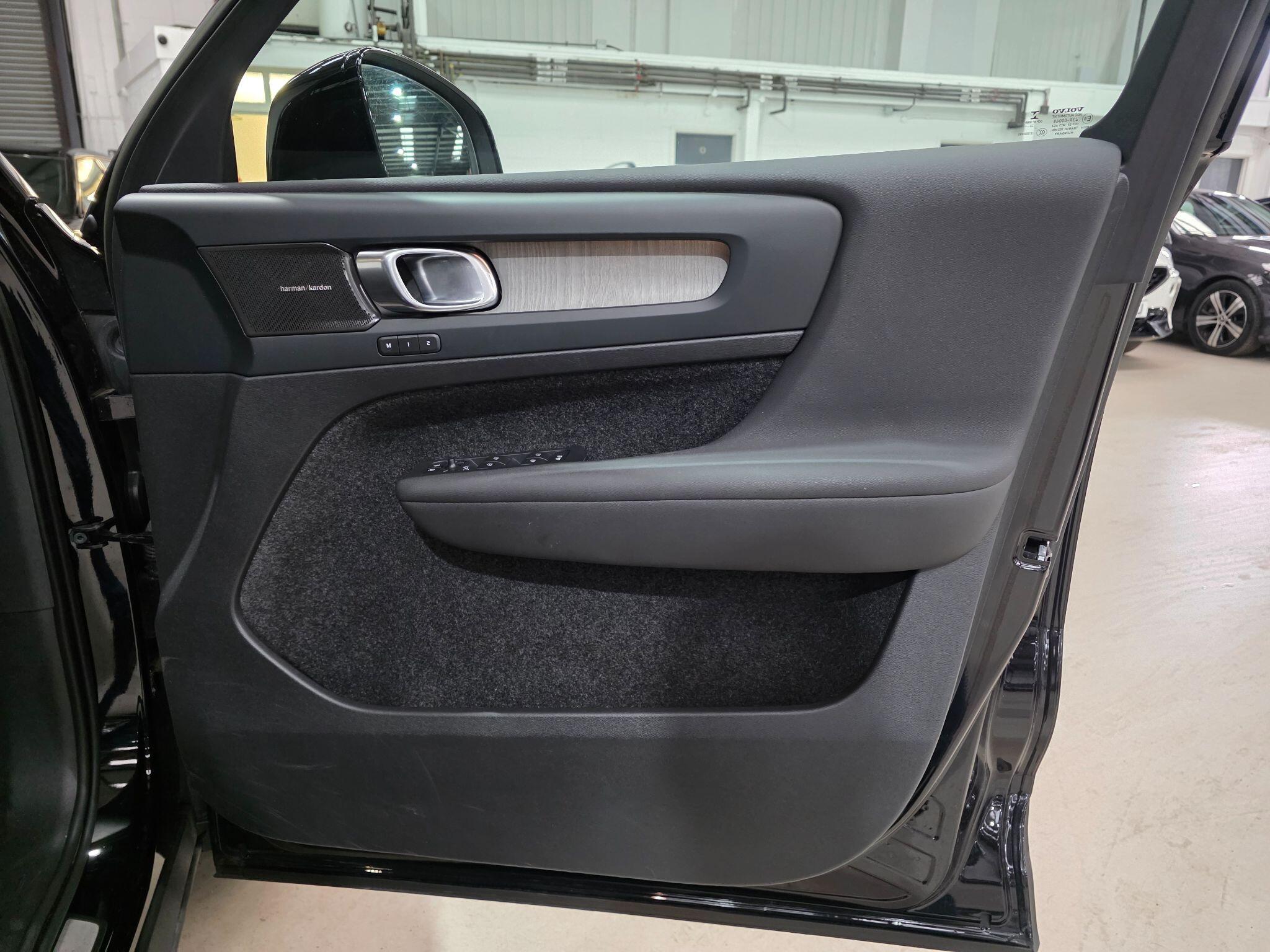 Volvo XC40 view 16