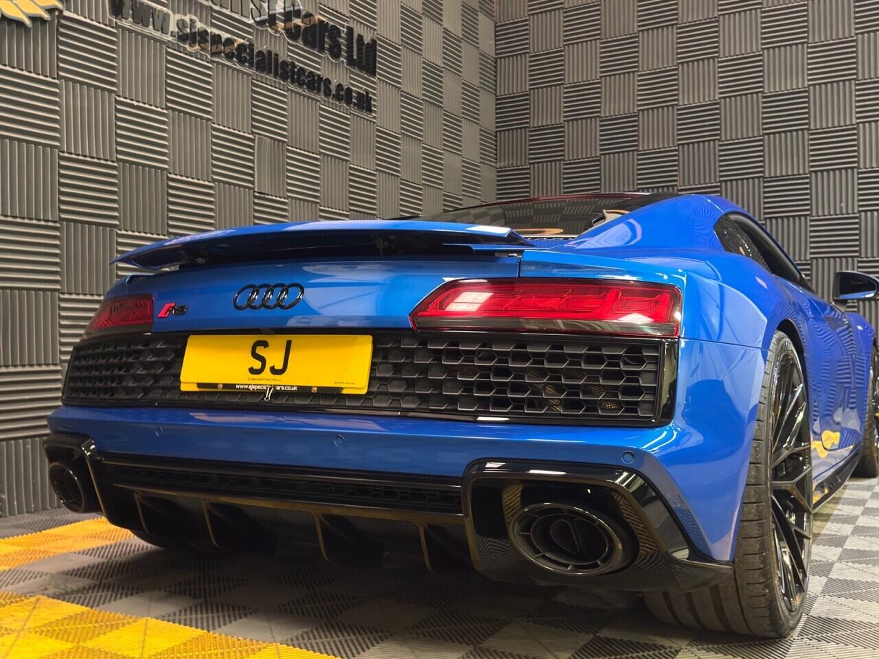 Audi R8 view 7