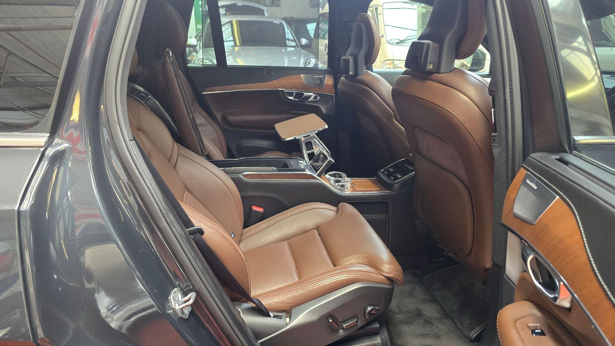Volvo XC90 view 3