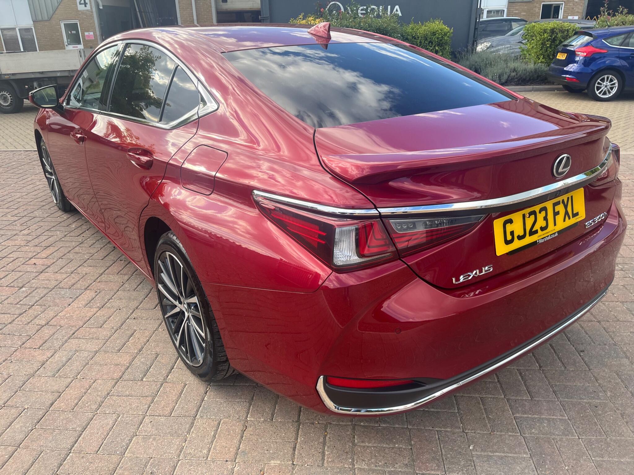 Lexus ES view 5