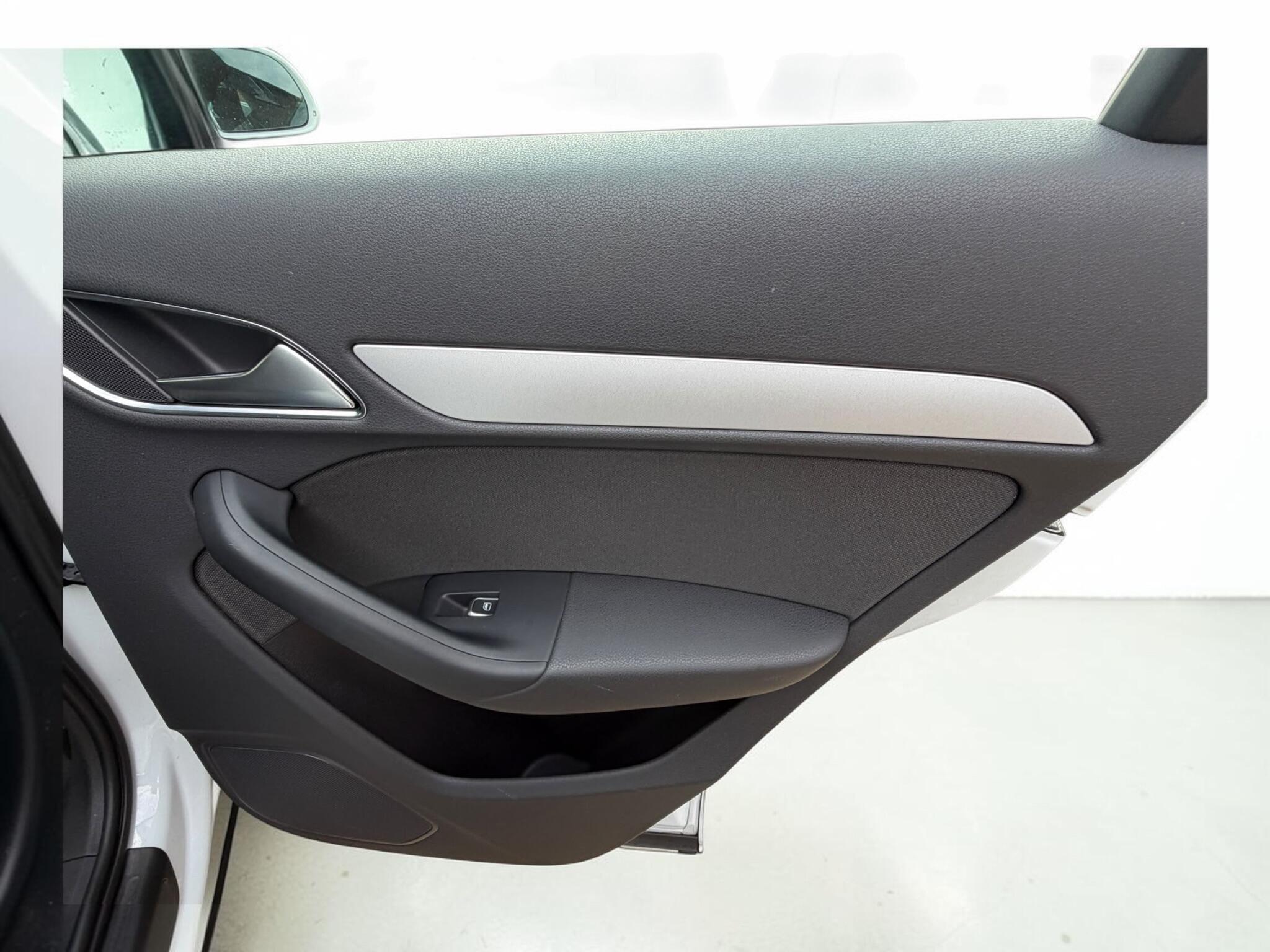 Audi Q3 view 28