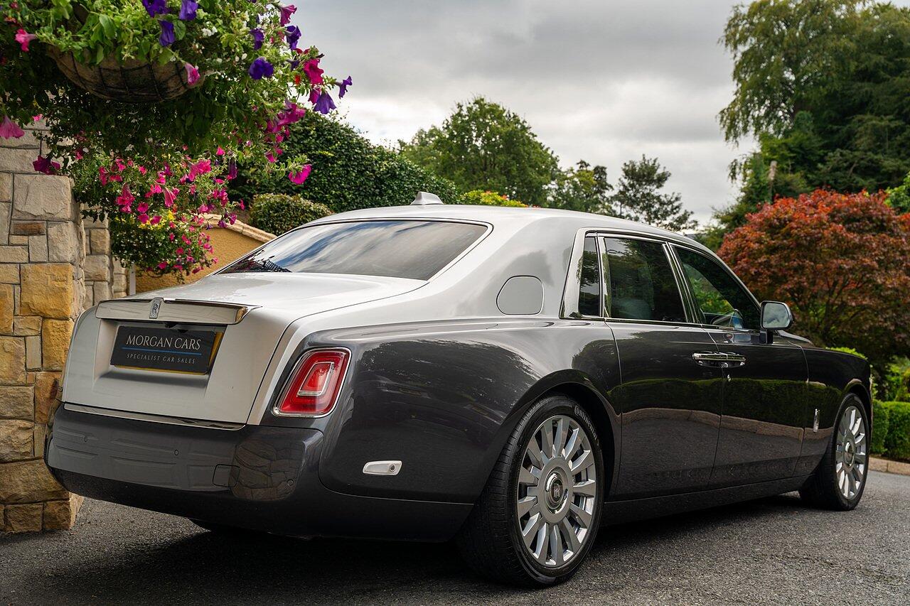 Rolls-Royce Phantom view 9