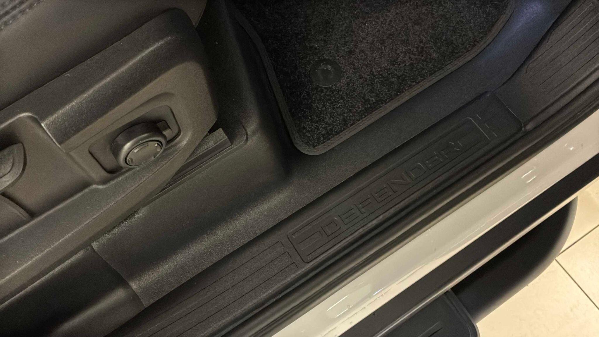 Land Rover Defender view 68