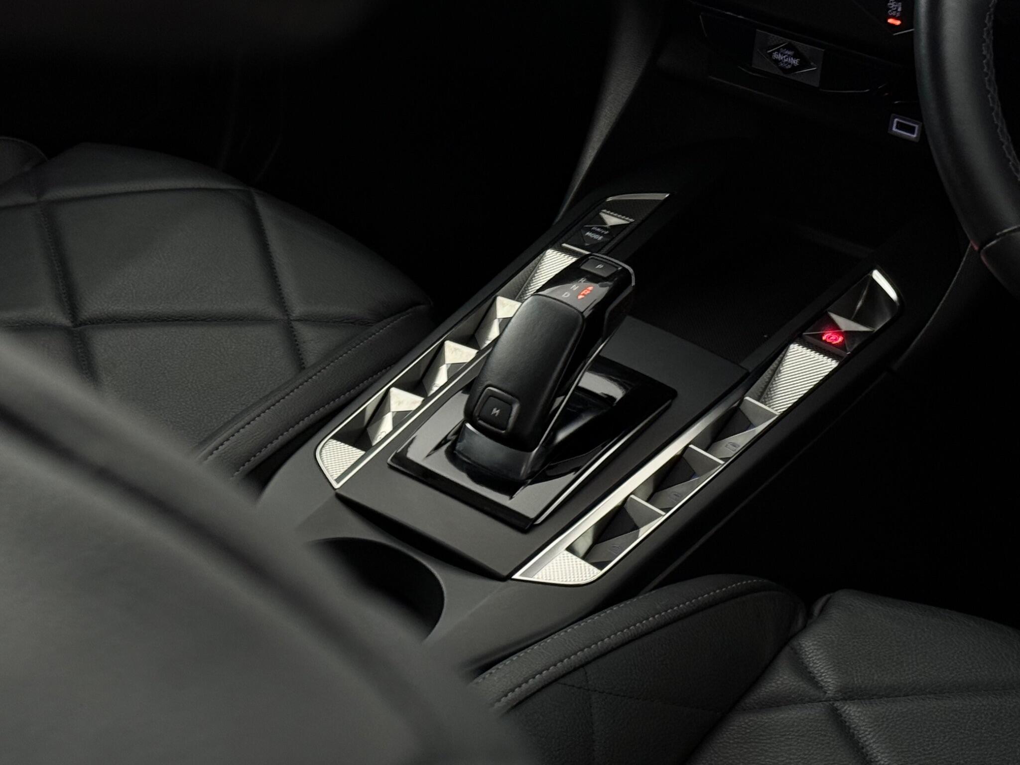 DS Automobiles DS 3 view 21