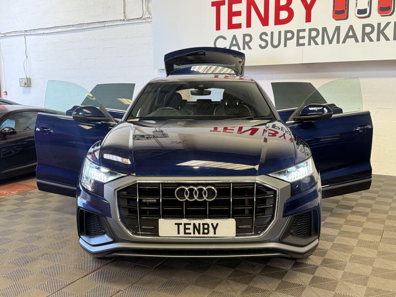 Audi Q8 view 12