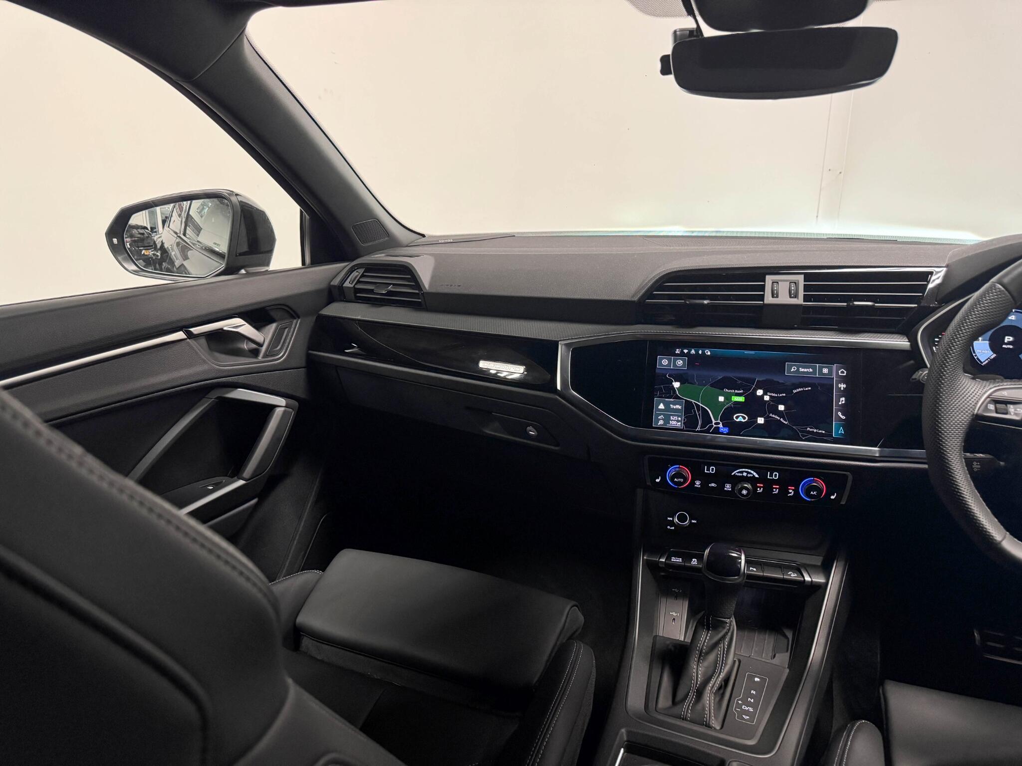 Audi Q3 view 27