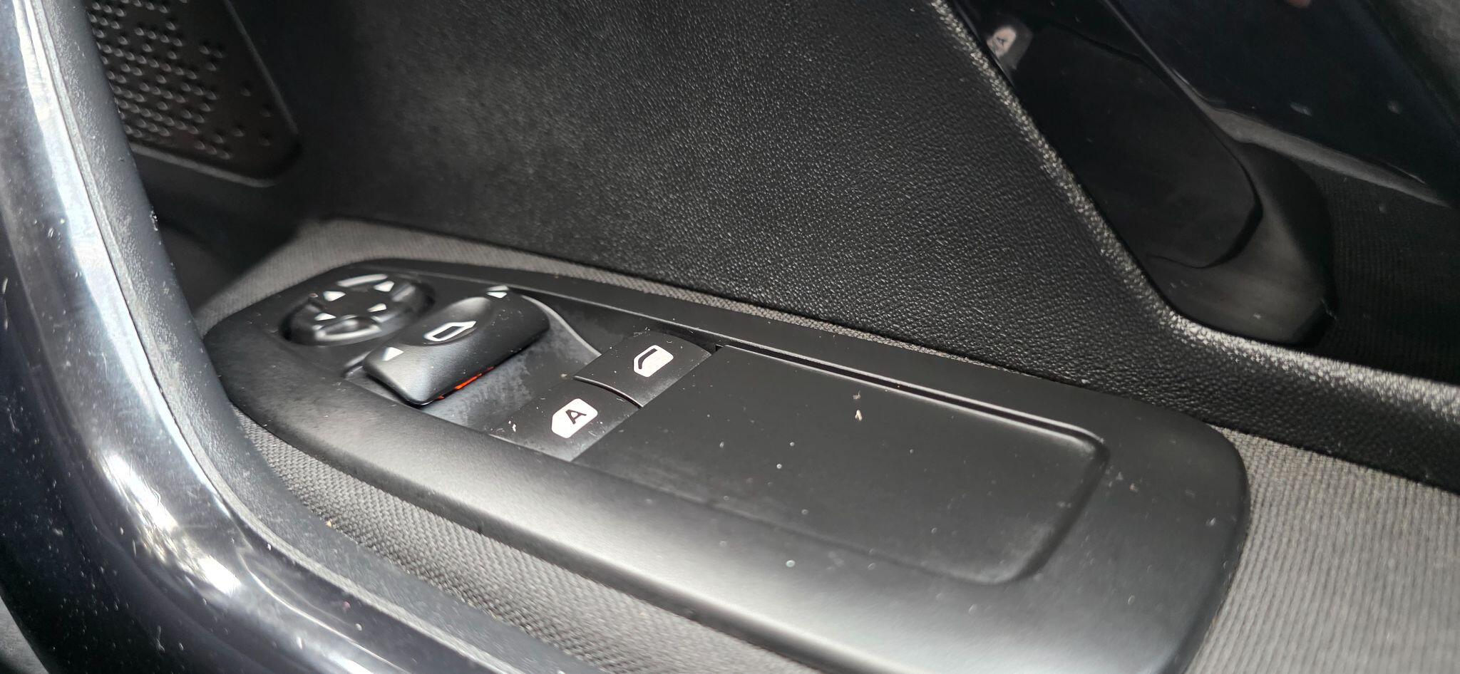 Peugeot 208 view 35