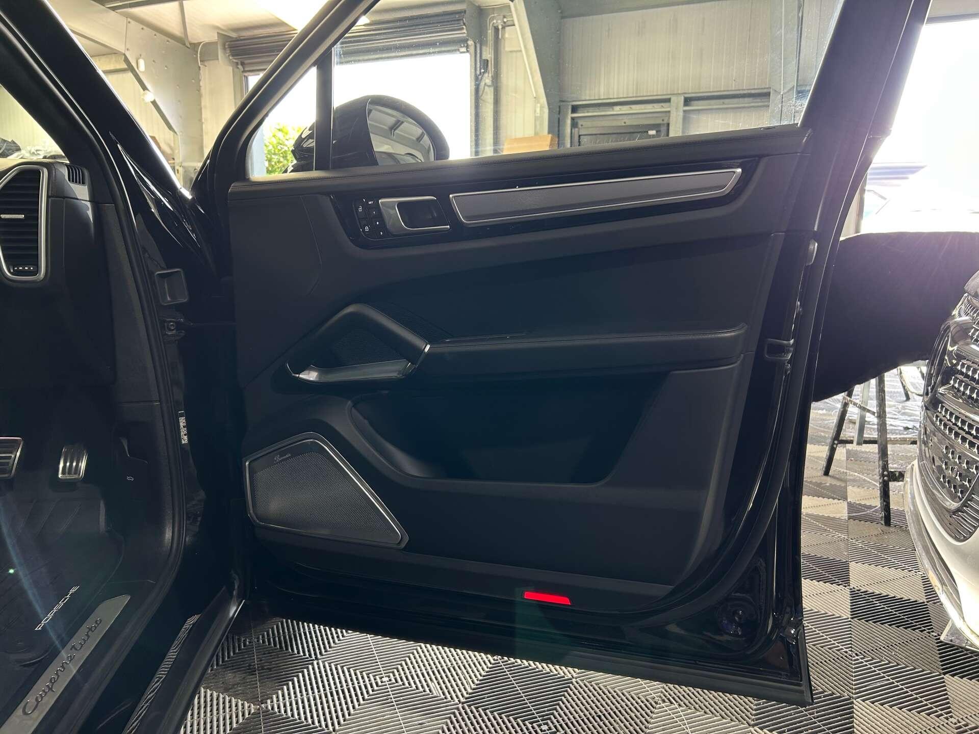 Porsche Cayenne view 37