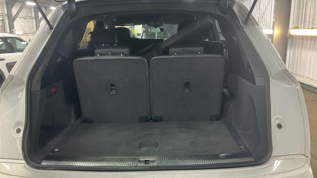 Audi Q7 view 12