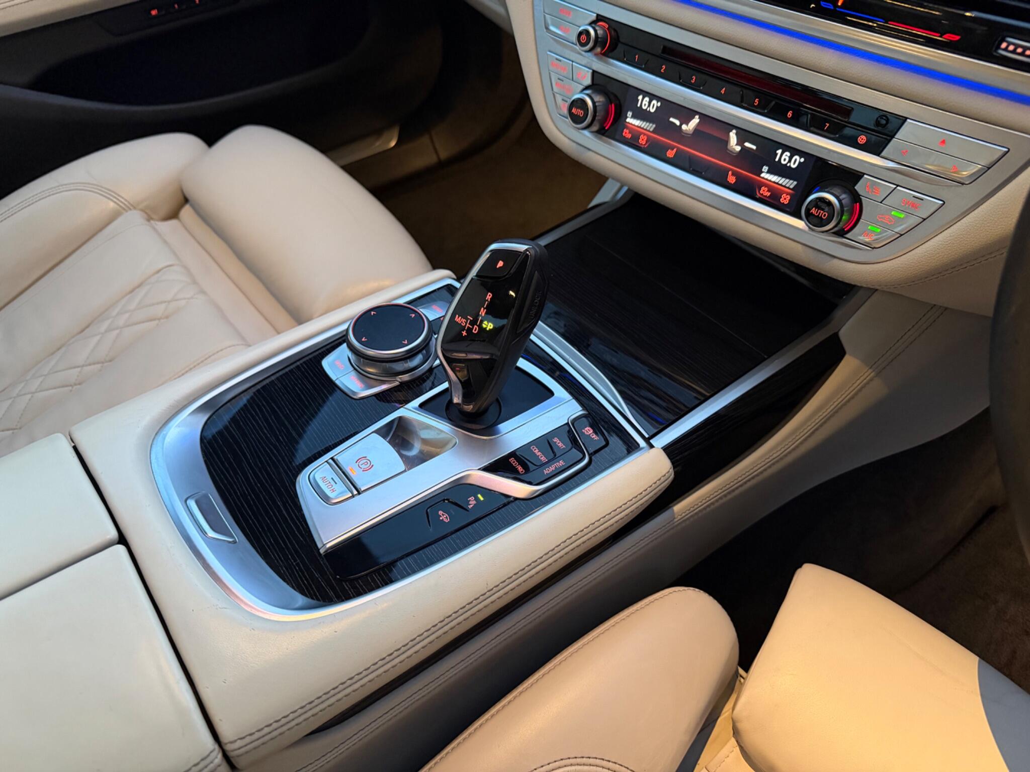 BMW 7 Series view 22