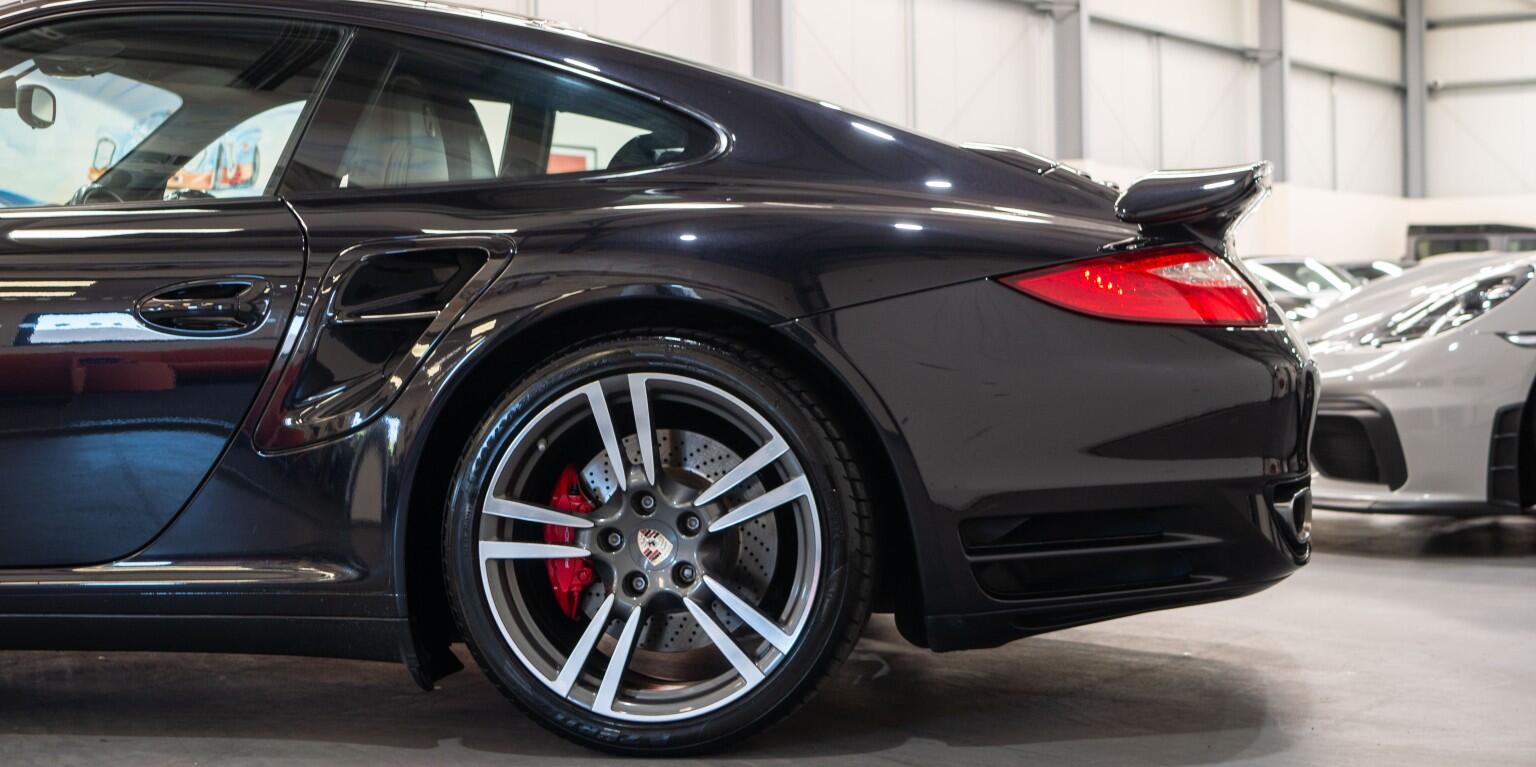 Porsche 911 view 8