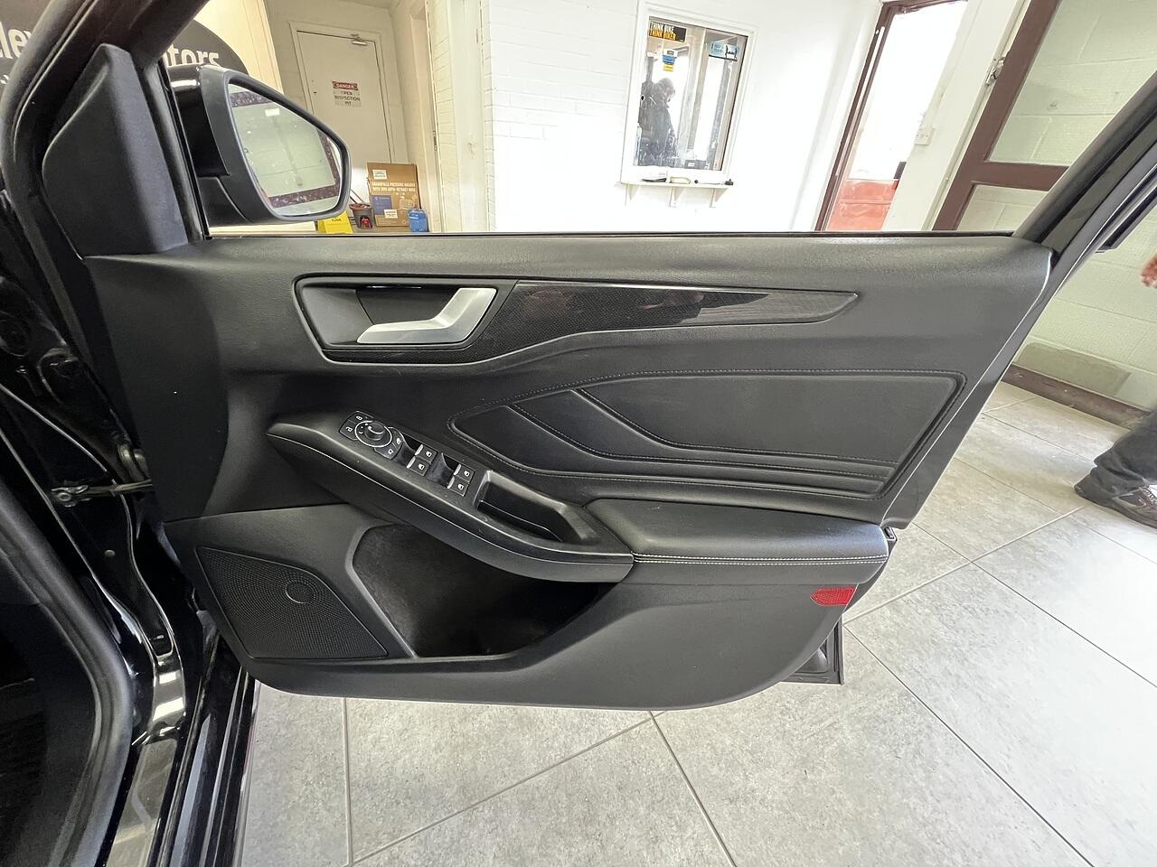 Ford Focus view 14