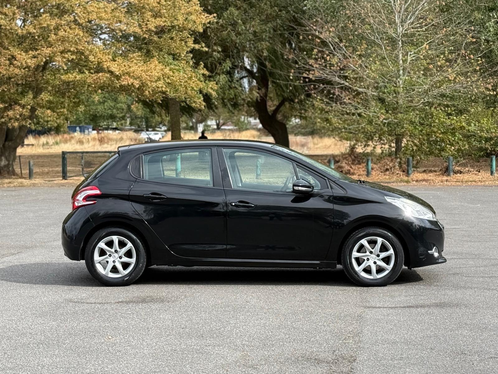 Peugeot 208 view 9