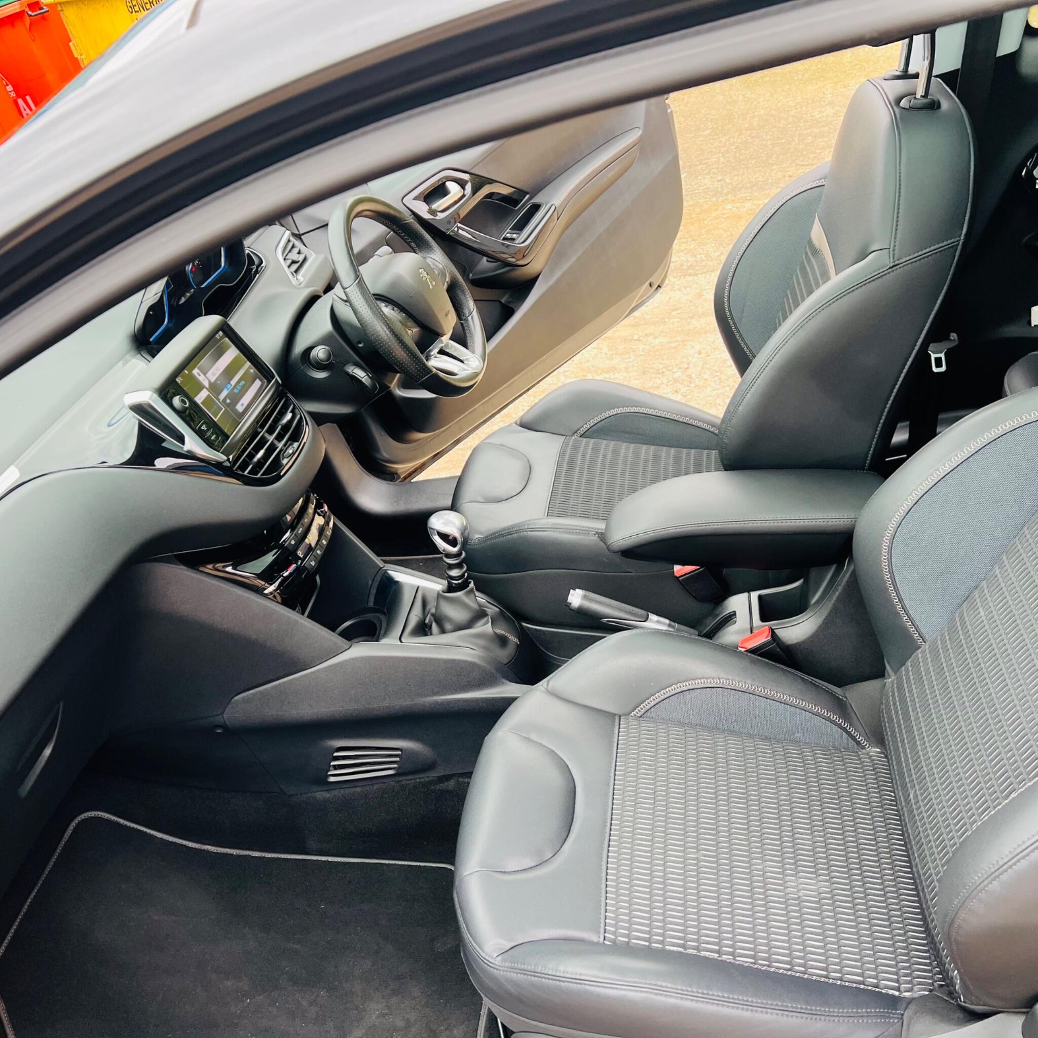 Peugeot 208 view 13