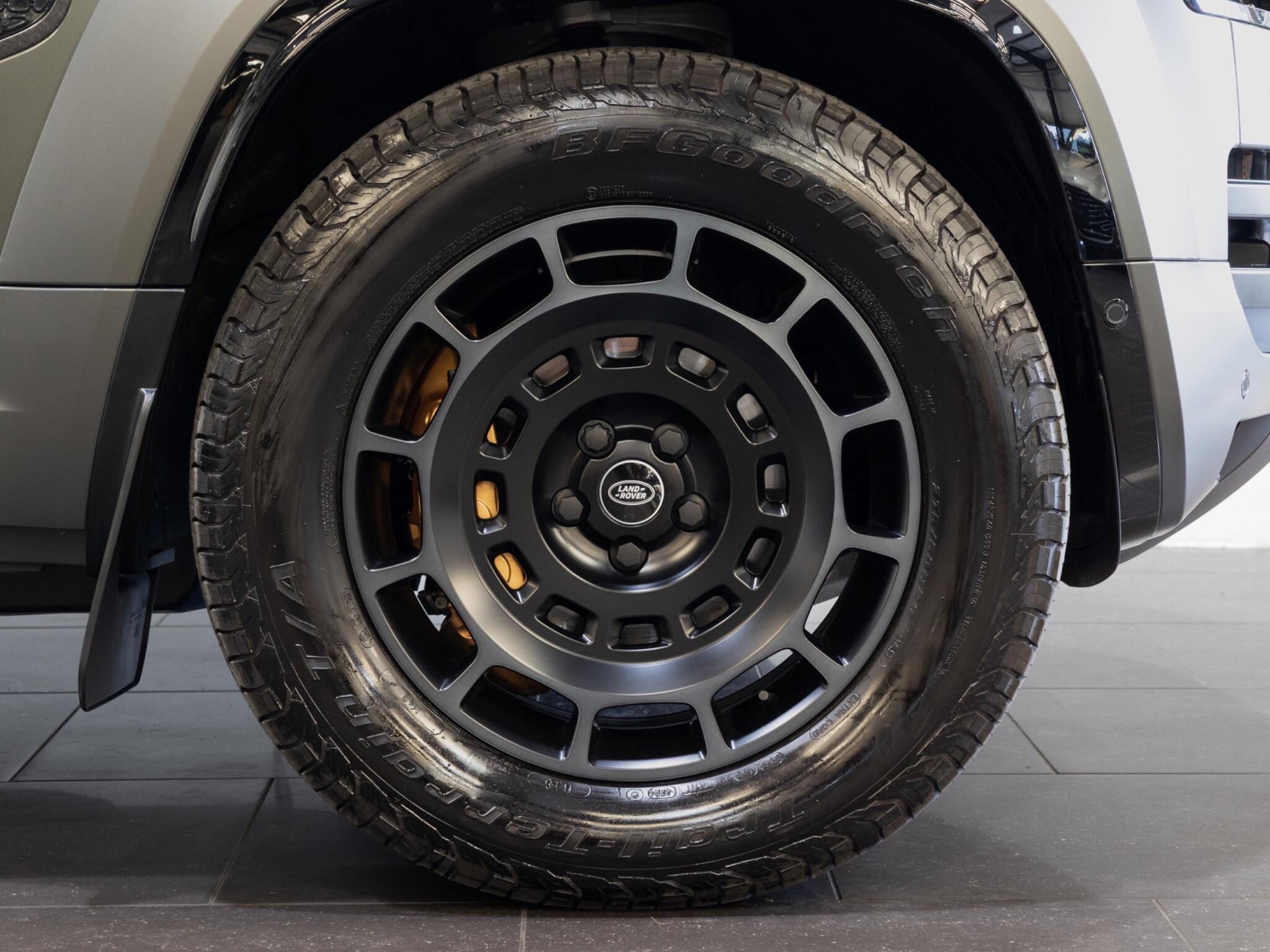 Land Rover Defender 110 view 3