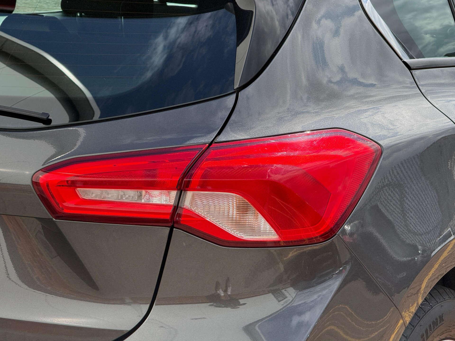 Ford Focus view 18