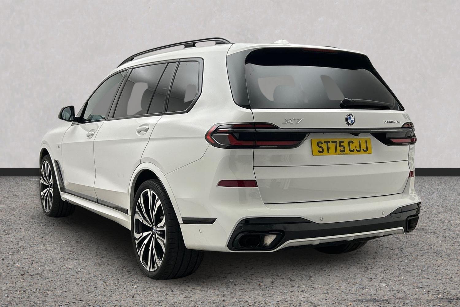 BMW X7 view 2