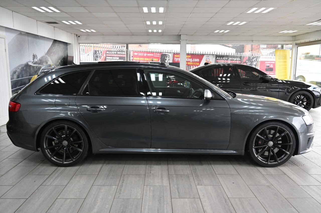 Audi RS4 Avant view 3