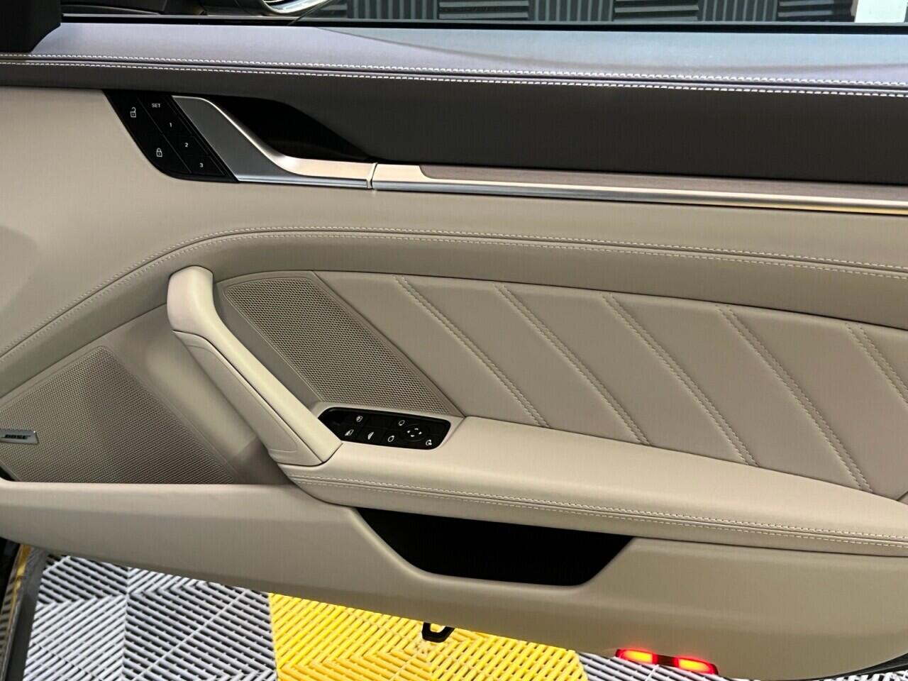 Porsche 911 view 21