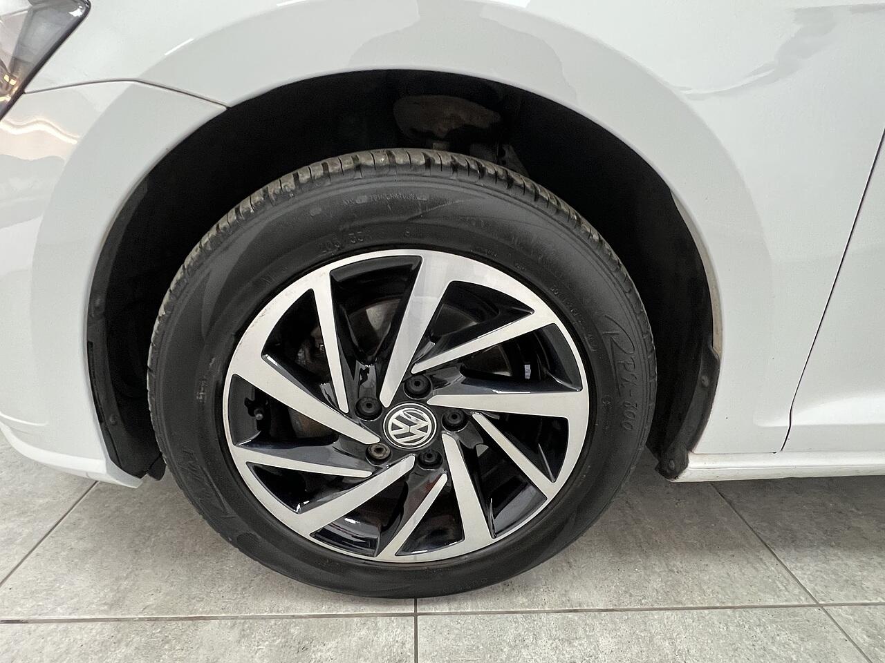 Volkswagen Golf view 20