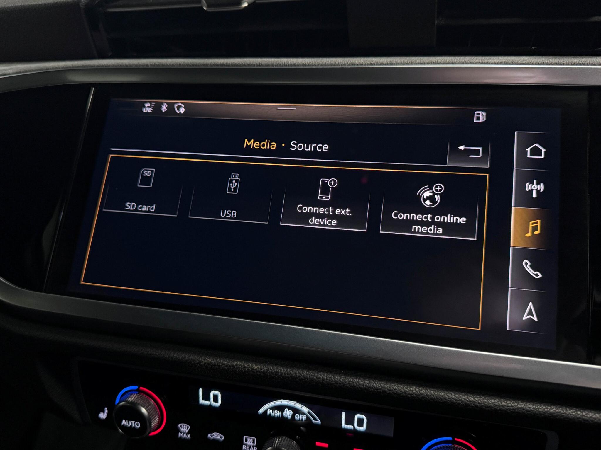 Audi Q3 view 43