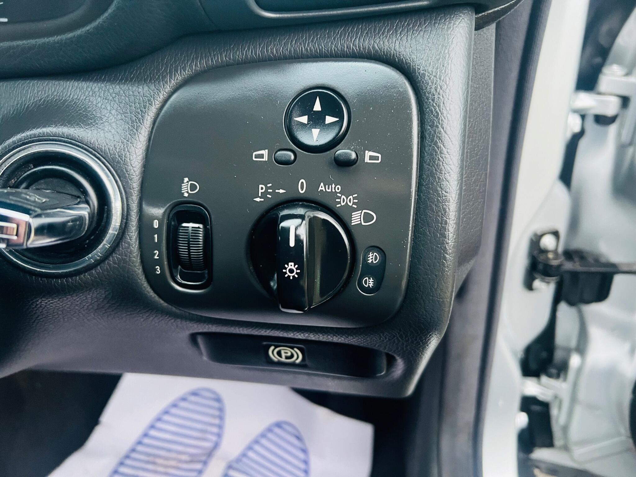 2004 Mercedes-Benz C Class image 33