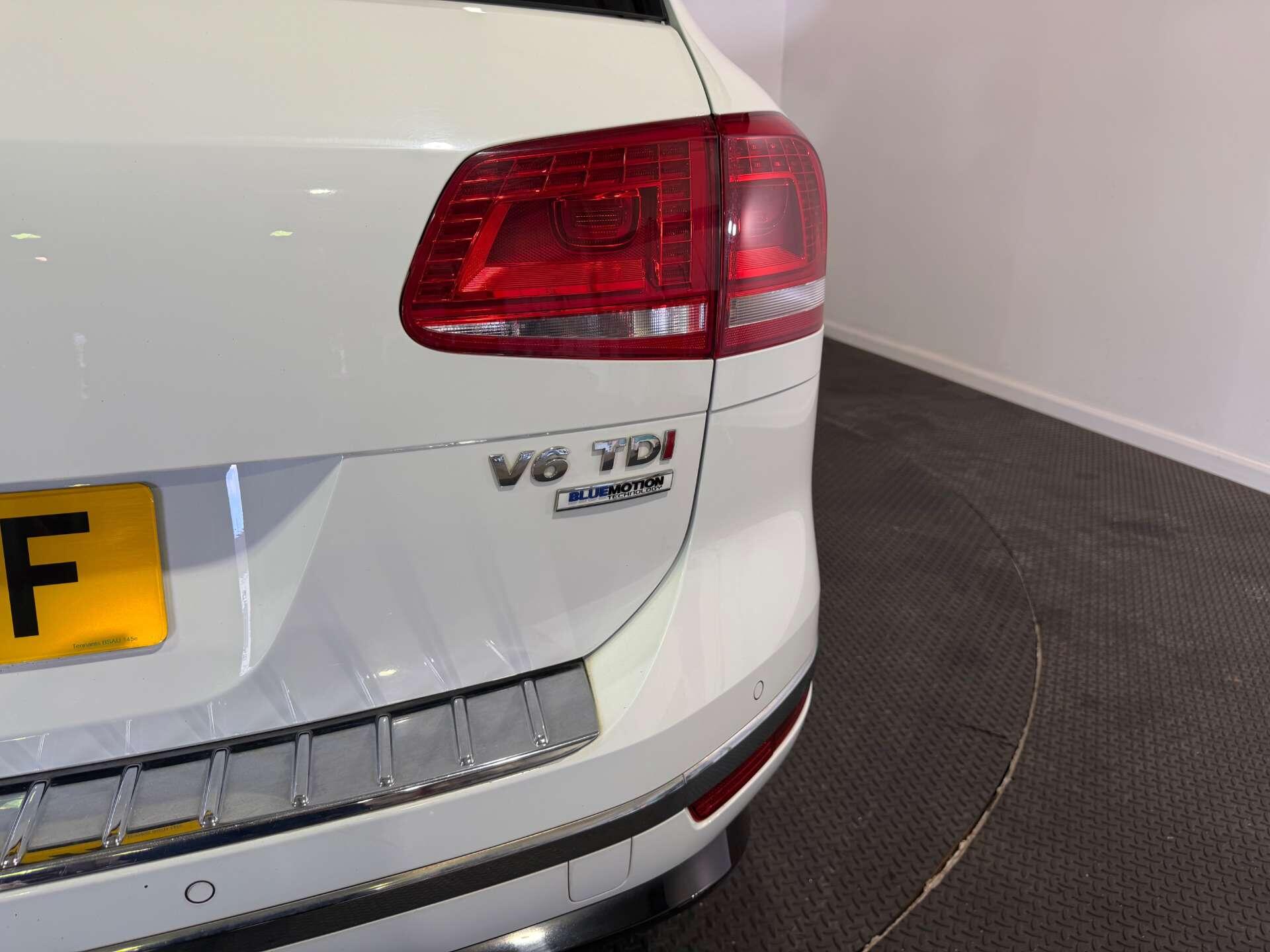 Volkswagen Touareg view 9