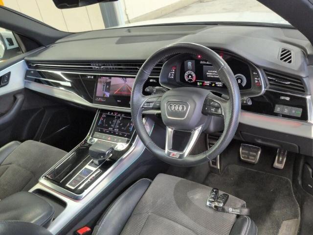 Audi Q8 view 2
