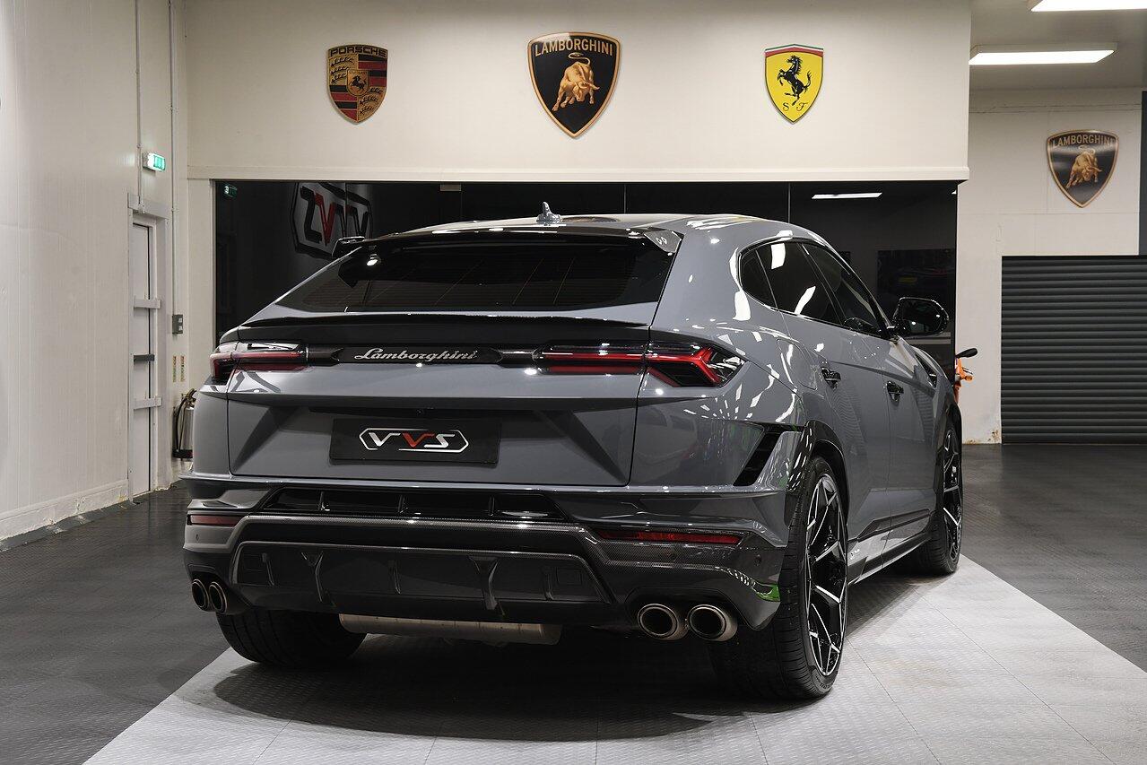 Lamborghini Urus view 3