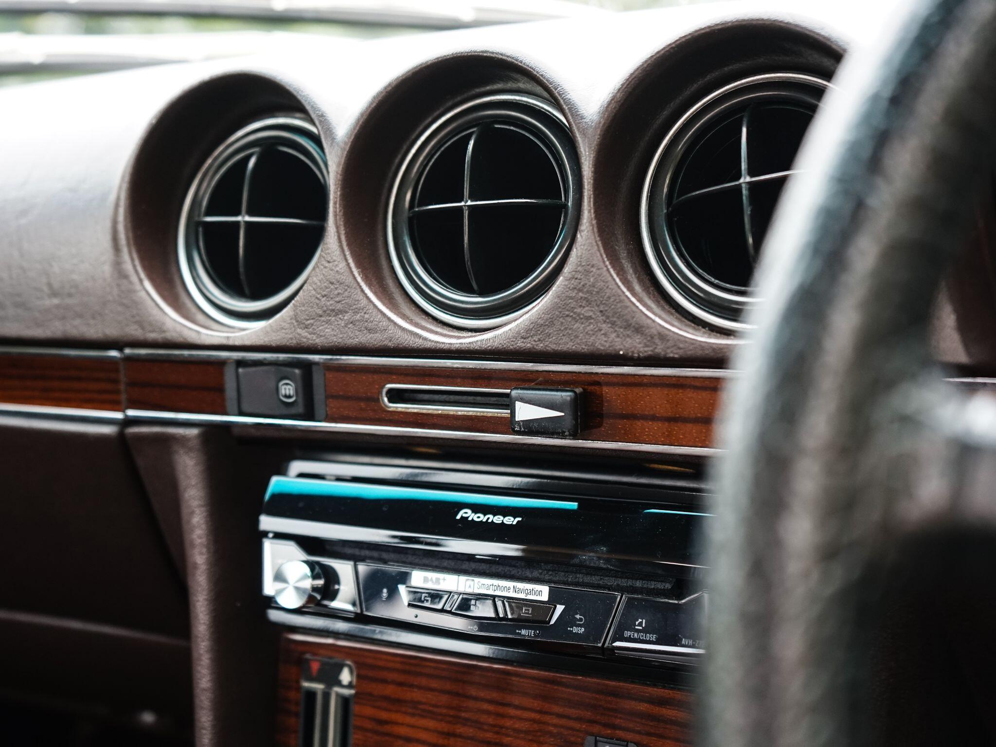 Mercedes-Benz 500 SL view 21
