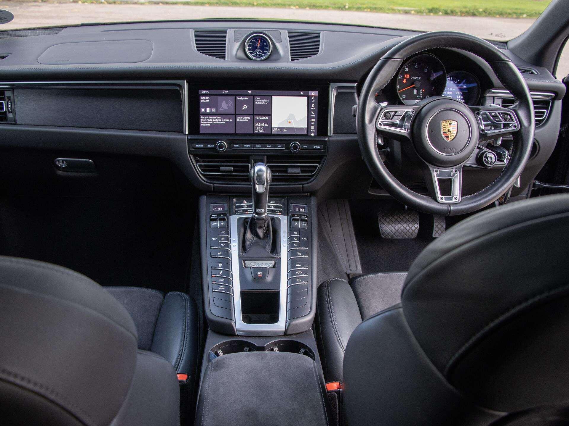 Porsche Macan view 24