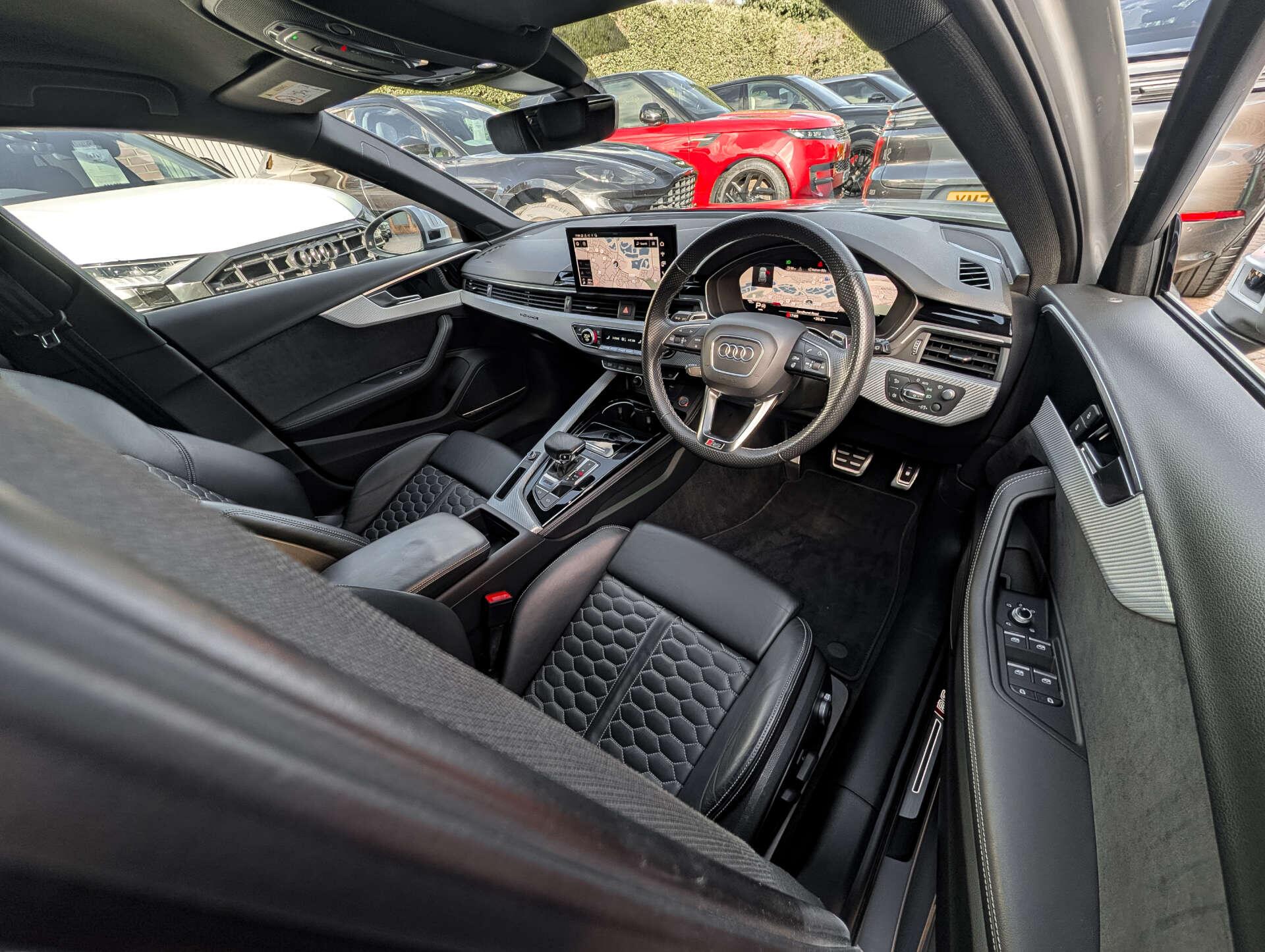 Audi RS4 view 24