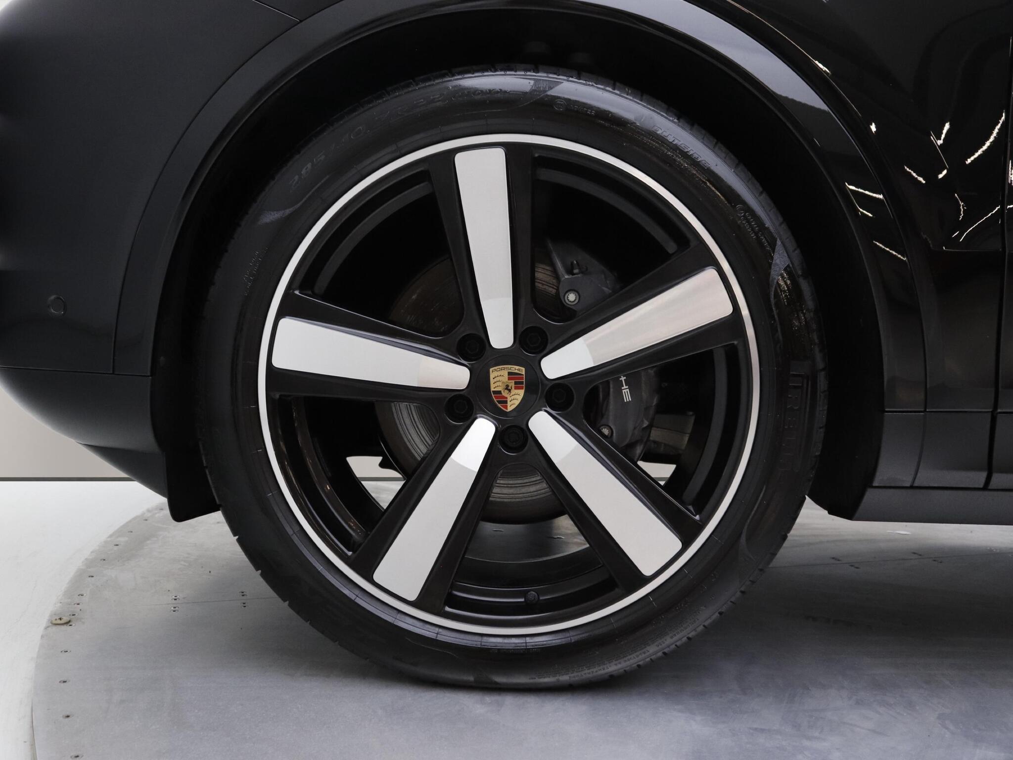 Porsche Cayenne view 8