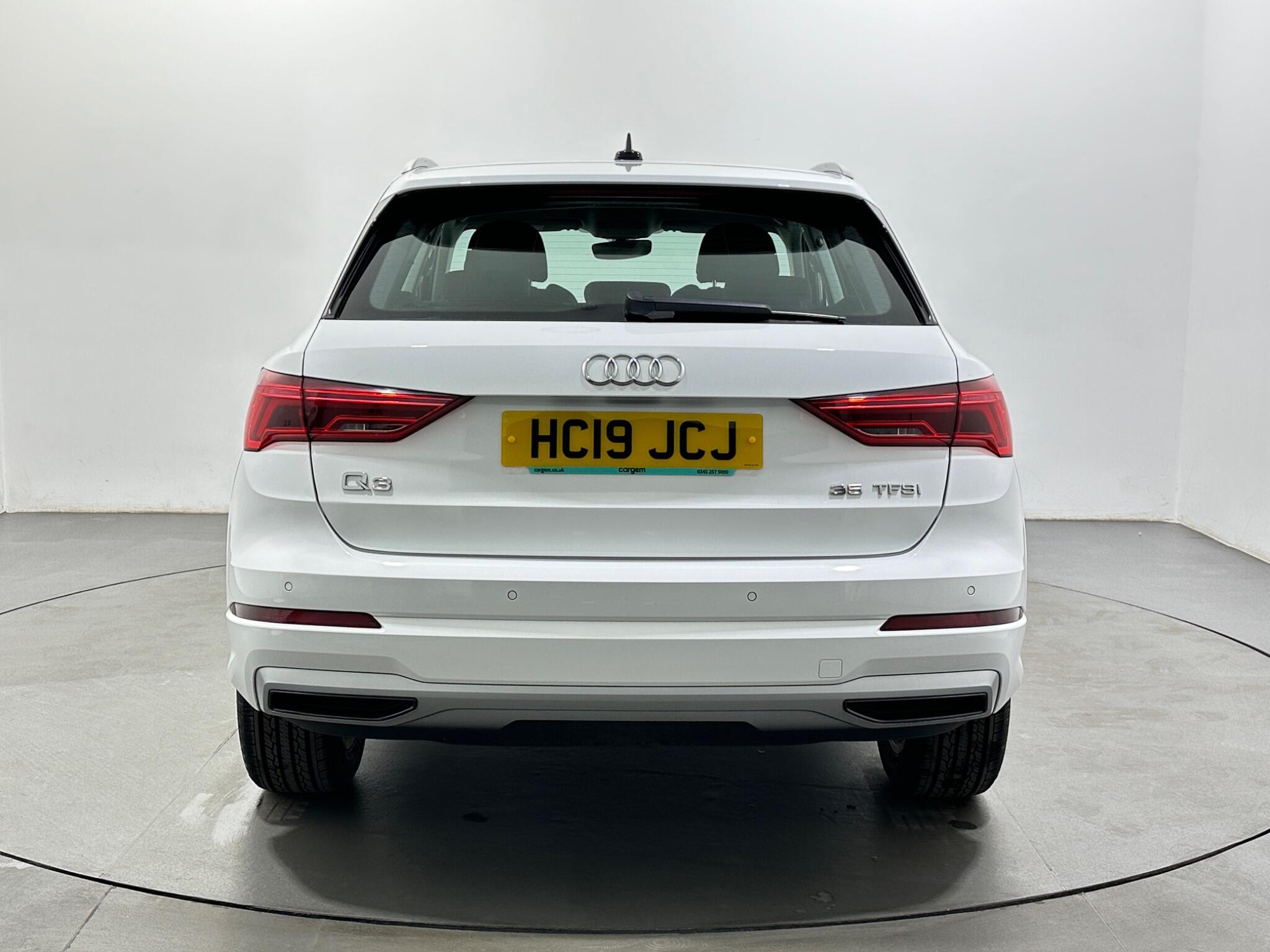 Audi Q3 view 7