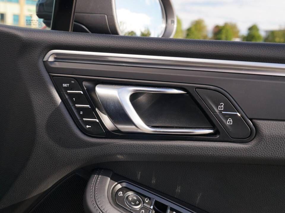 Porsche Macan view 25