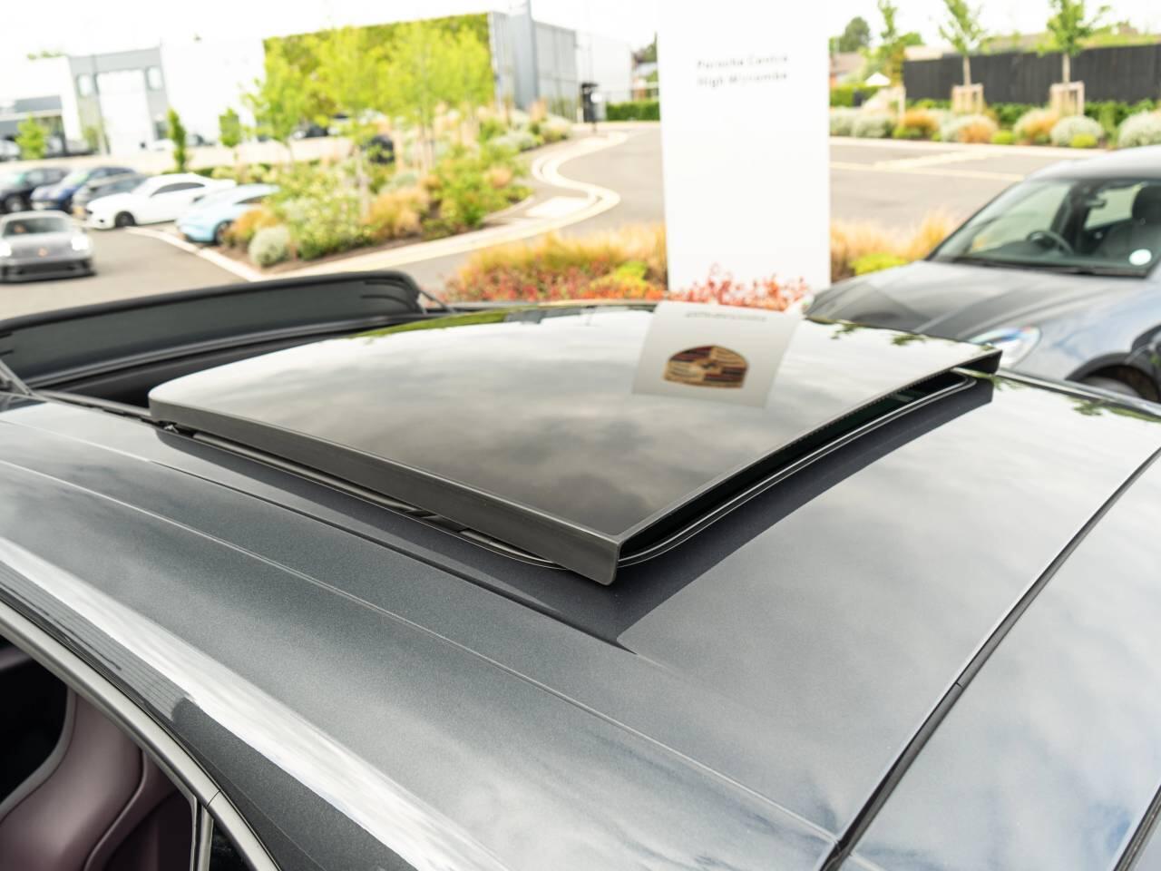 Porsche Macan view 12